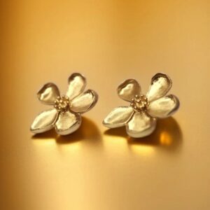 Gold artificial floral stud earrings for women – daily wear jewellery in Pakistan.